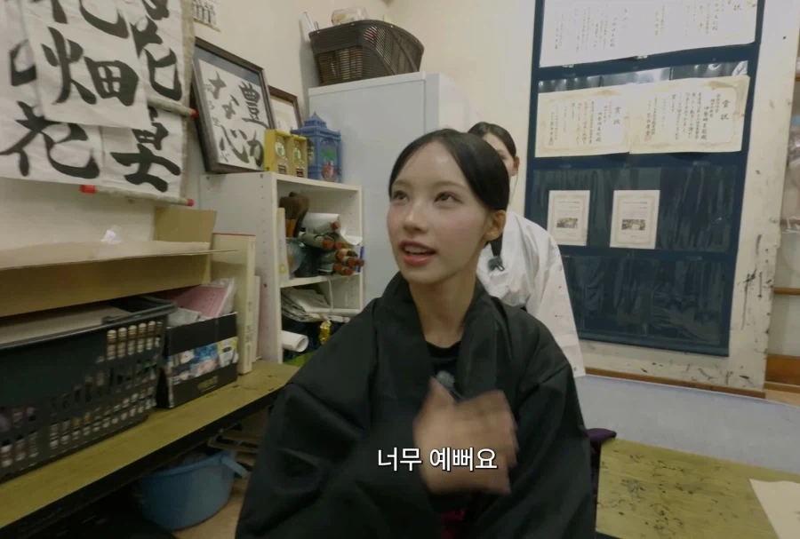 만화 캐릭터같은 실제 일본 서예 선생님 등판해서 난리남 ㅋㅋㅋ - 이미지 19