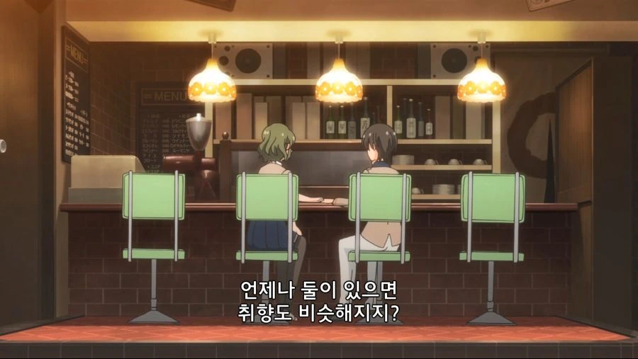 몸 비틀고 회피하는 레즈커플 만화